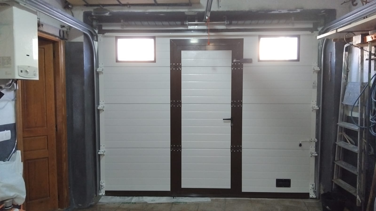 Colocación de puerta Secional con paso peatonal en villamiel