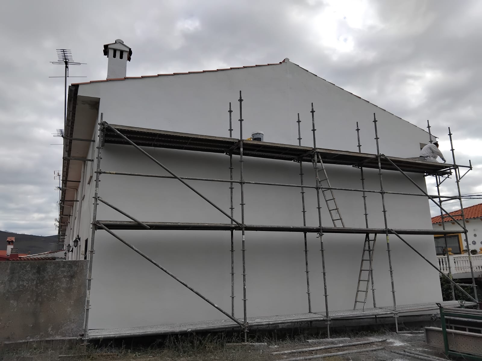 Aislamiento de astial con mortero de corcho Thermocal en Villamiel